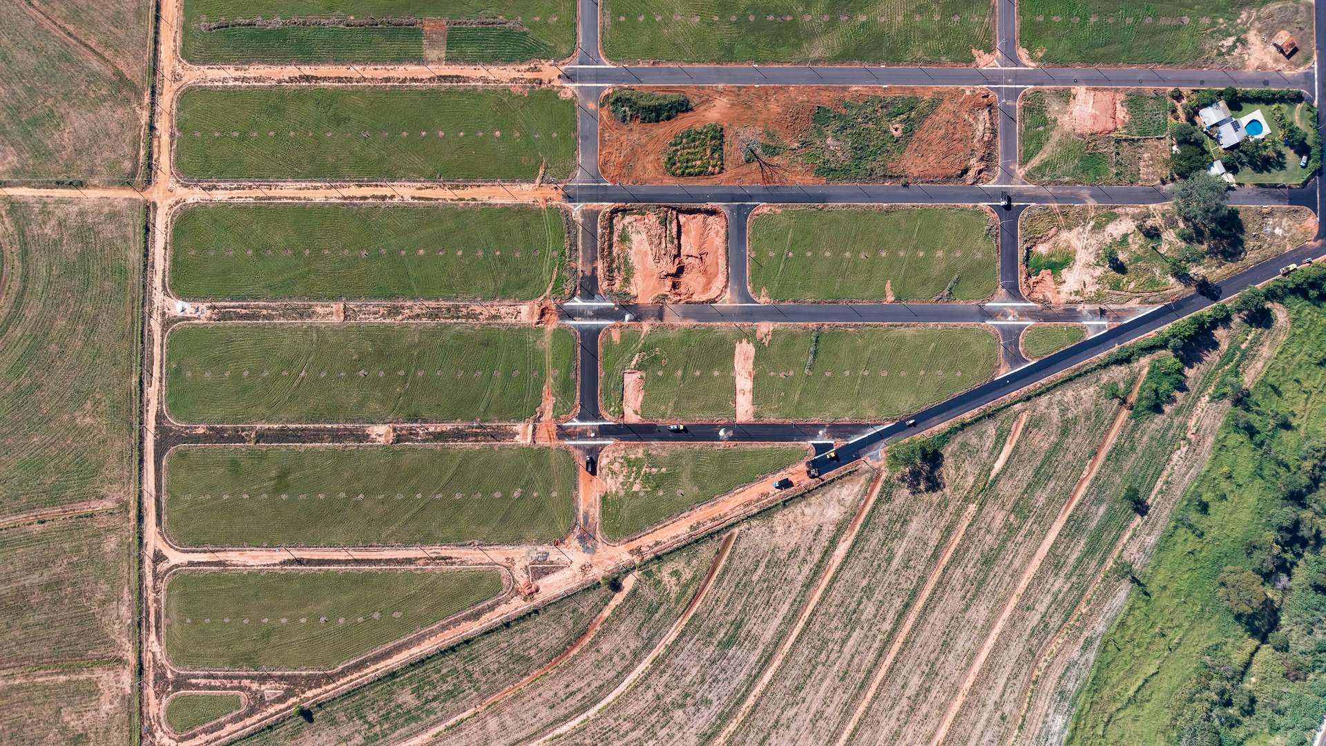 Vista aérea de loteamento com arruamentos em construção