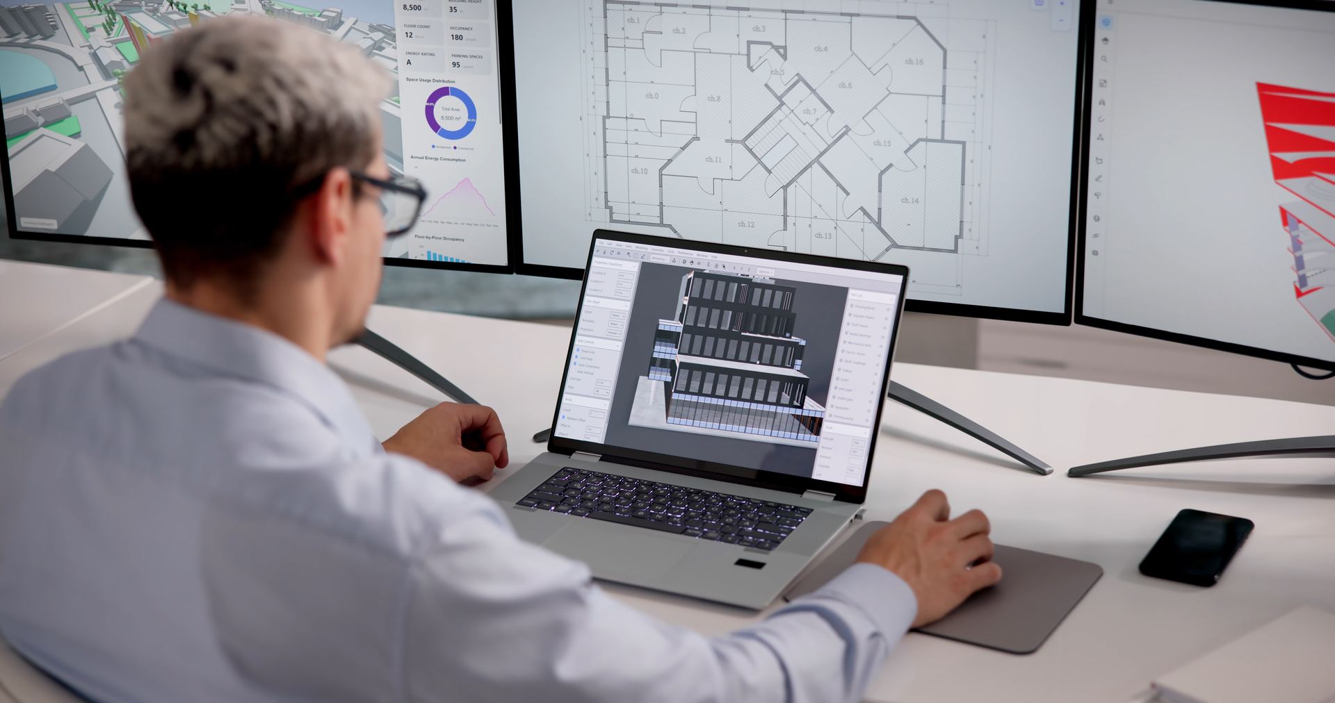 Modelo BIM 3D de edifício em análise por um técnico